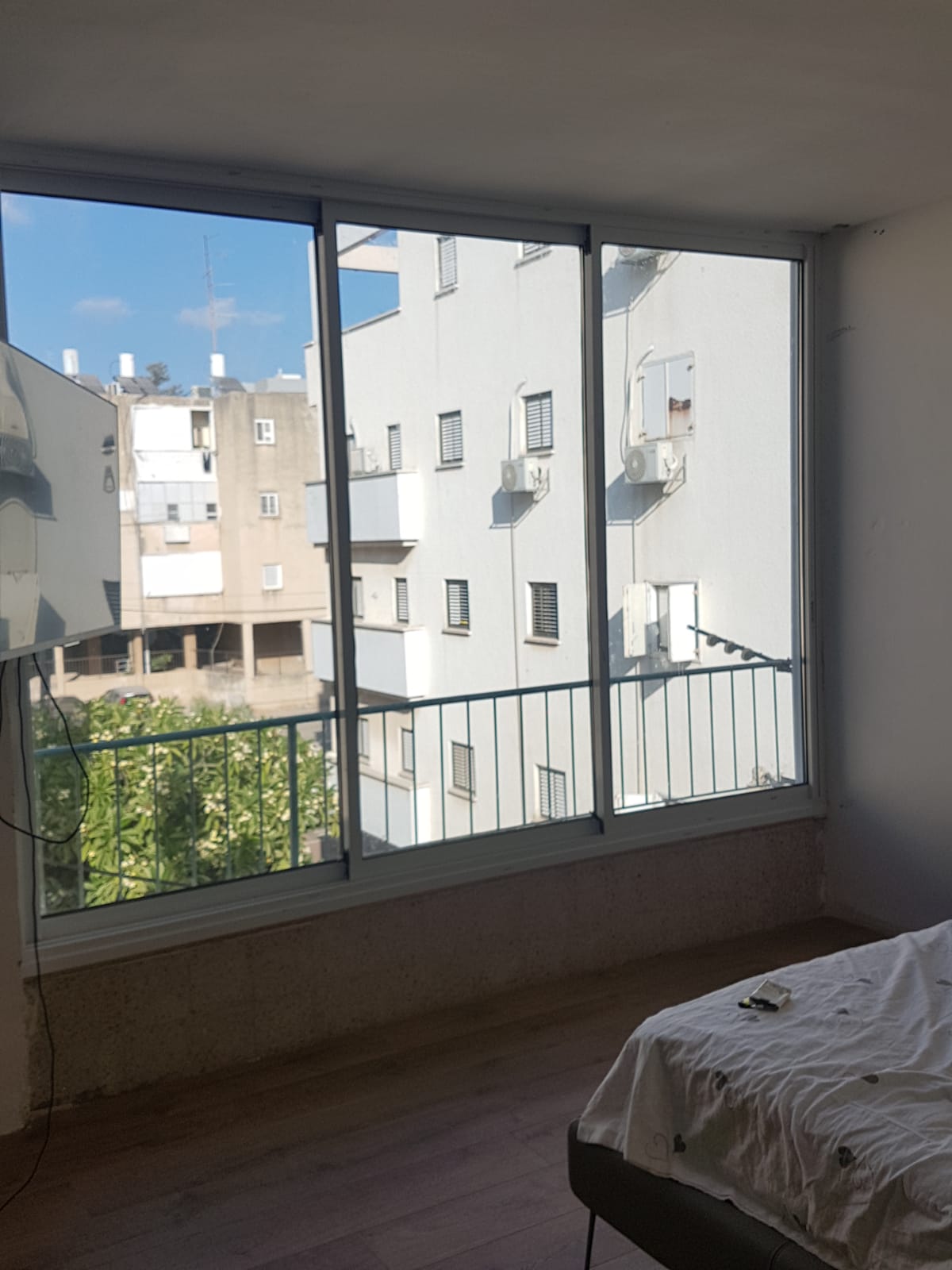 חלון אלומיניום תלת-כנפי מותקן בדירת מגורים